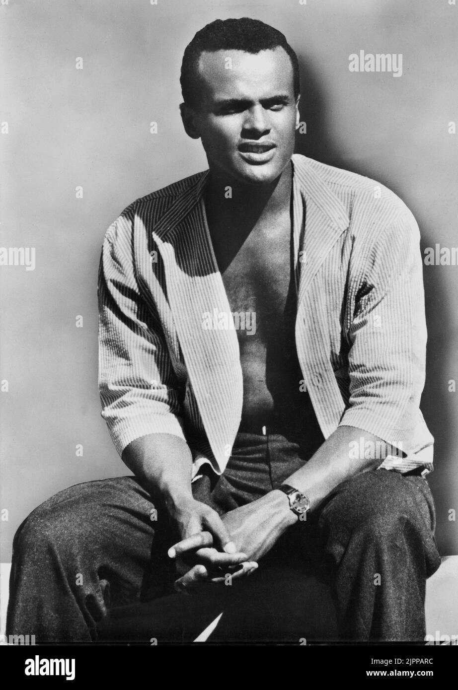 1954 , USA : The movie actor and singer  HARRY BELAFONTE ( New York , NY 1 march 1927 ) - POP MUSIC - MUSICA - CINEMA - calypso rock - portrait - ritratto - Bellafonte - torso nudo - barechested - cantante - orologio da polso - swatch - attore di colore  ----  Archivio GBB Stock Photo