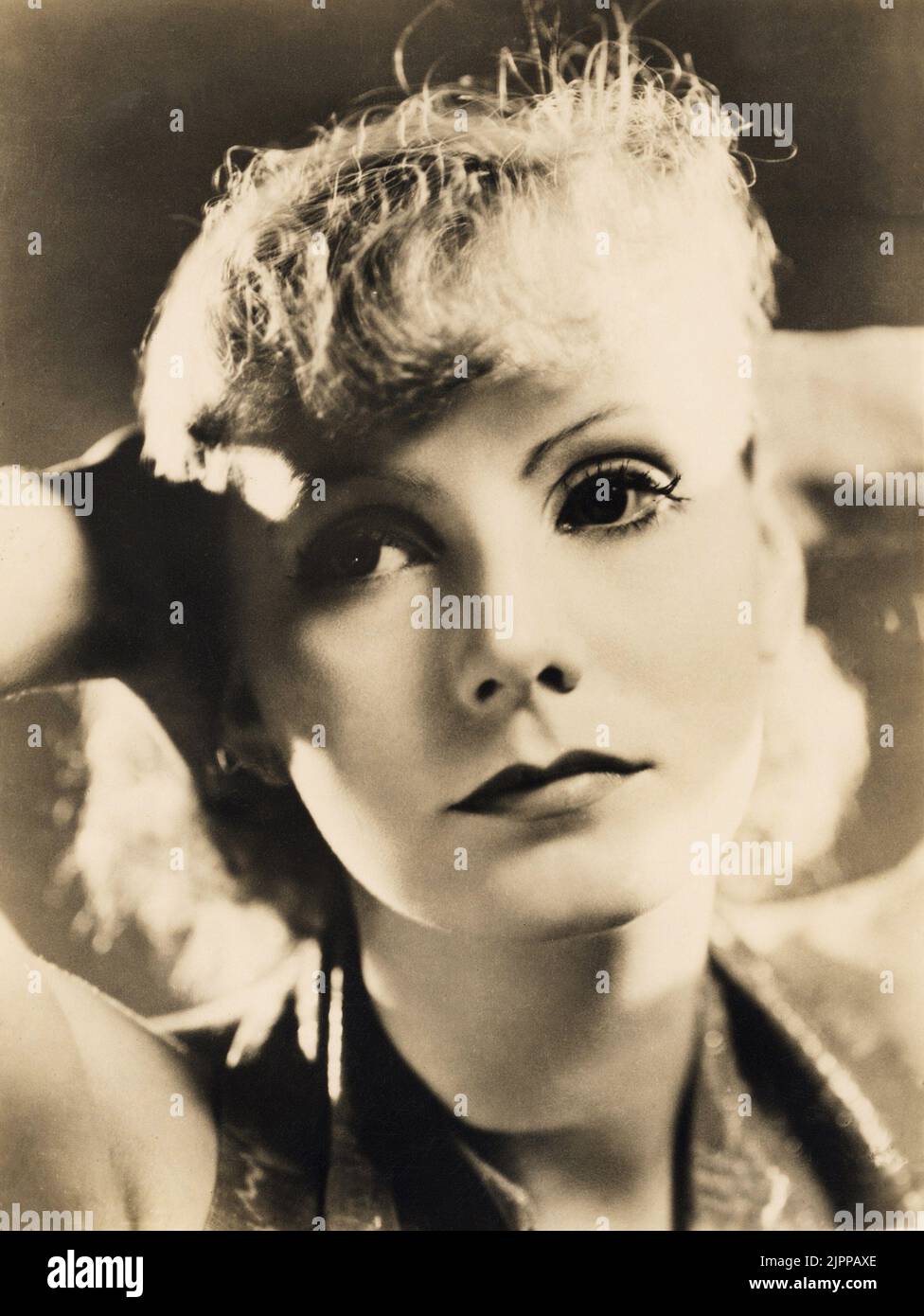 1932 , USA : The actress  GRETA GARBO ( 1905 - 1990 )  in MATA HARI by Edmund Goulding   , from a novel by  Vicki Baum   - MGM - MOVIE - FILM - CINEMA  - portrait - ritratto  - diva - divina - divine -   spia - spy  ----  Archivio GBB Stock Photo