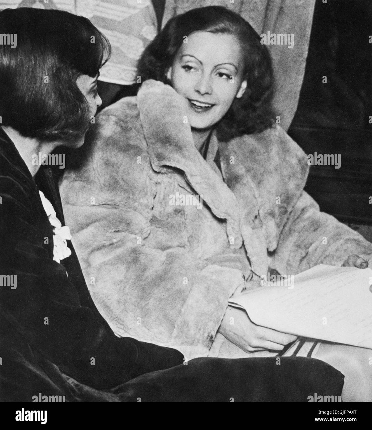 1928 ,  december , Stokholm , Sweden : The  movie actress  GRETA GARBO ( 1905 - 1990 ) for the first time return in Sweden from Hollywood after obtained the world celebrity , in this photo with her close swedish friend MIMI POLLAK  . One of rare photos with Greta laugh at this time   - MOVIE - CINEMA - portrait - ritratto  - smile - sorriso  - pelliccia di cincillà - fur ----  Archivio GBB Stock Photo