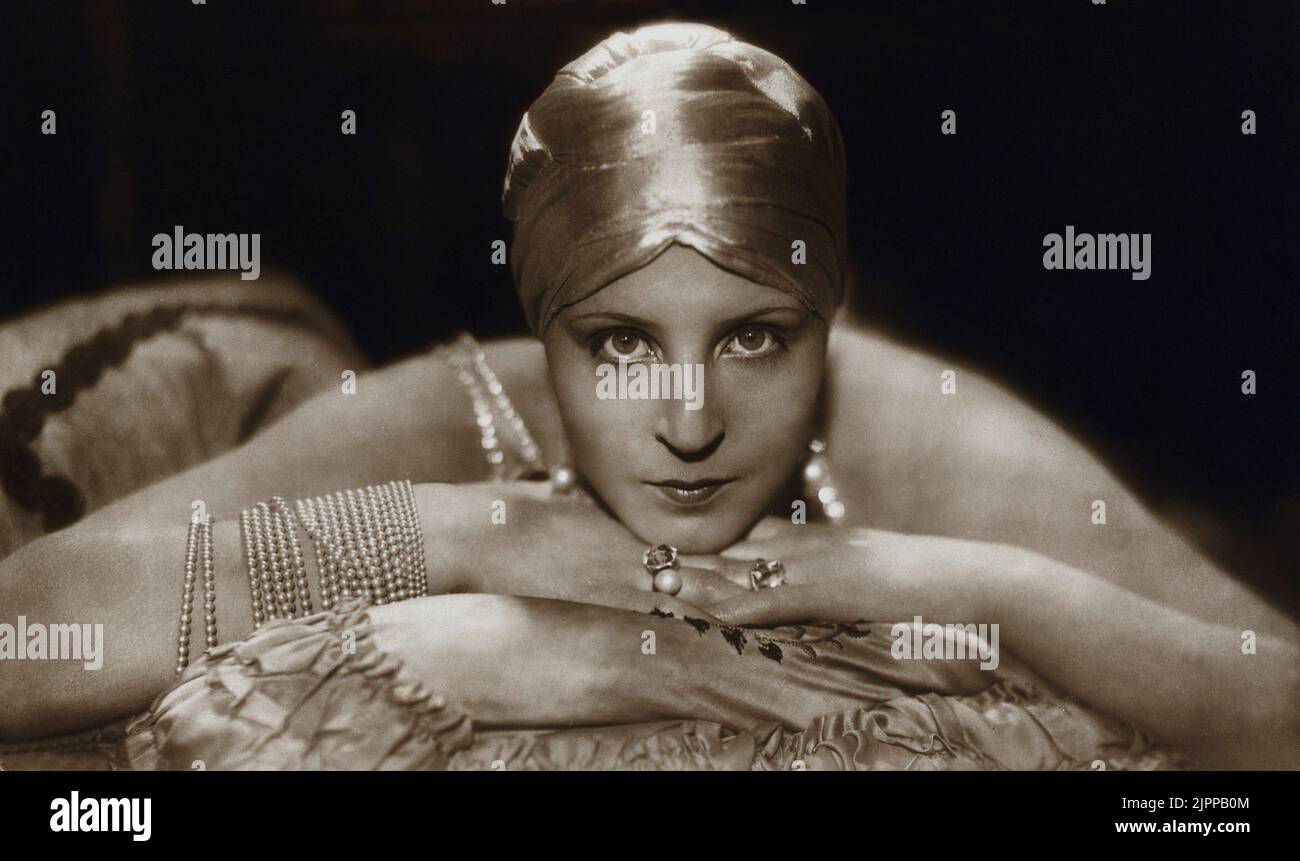 1920 's, GERMANY :  The german movie actress  BRIGITTE HELM ( 1906 - 1996 ) - SILENT MOVIE - CINEMA MUTO - ART DECO  - portrait - ritratto - turbante argentato - silver turban - hat - cappello - sfinge - sphinx - perle pearle - perla - bracelet - braccialetto - anello - anelli - rings - sguardo ipnotico - VAMP - ANNI VENTI - 20's - 20 's - '20 - sex symbol - sex-symbol  - jewels - gioiello - gioielli  ----  Archivio GBB Stock Photo