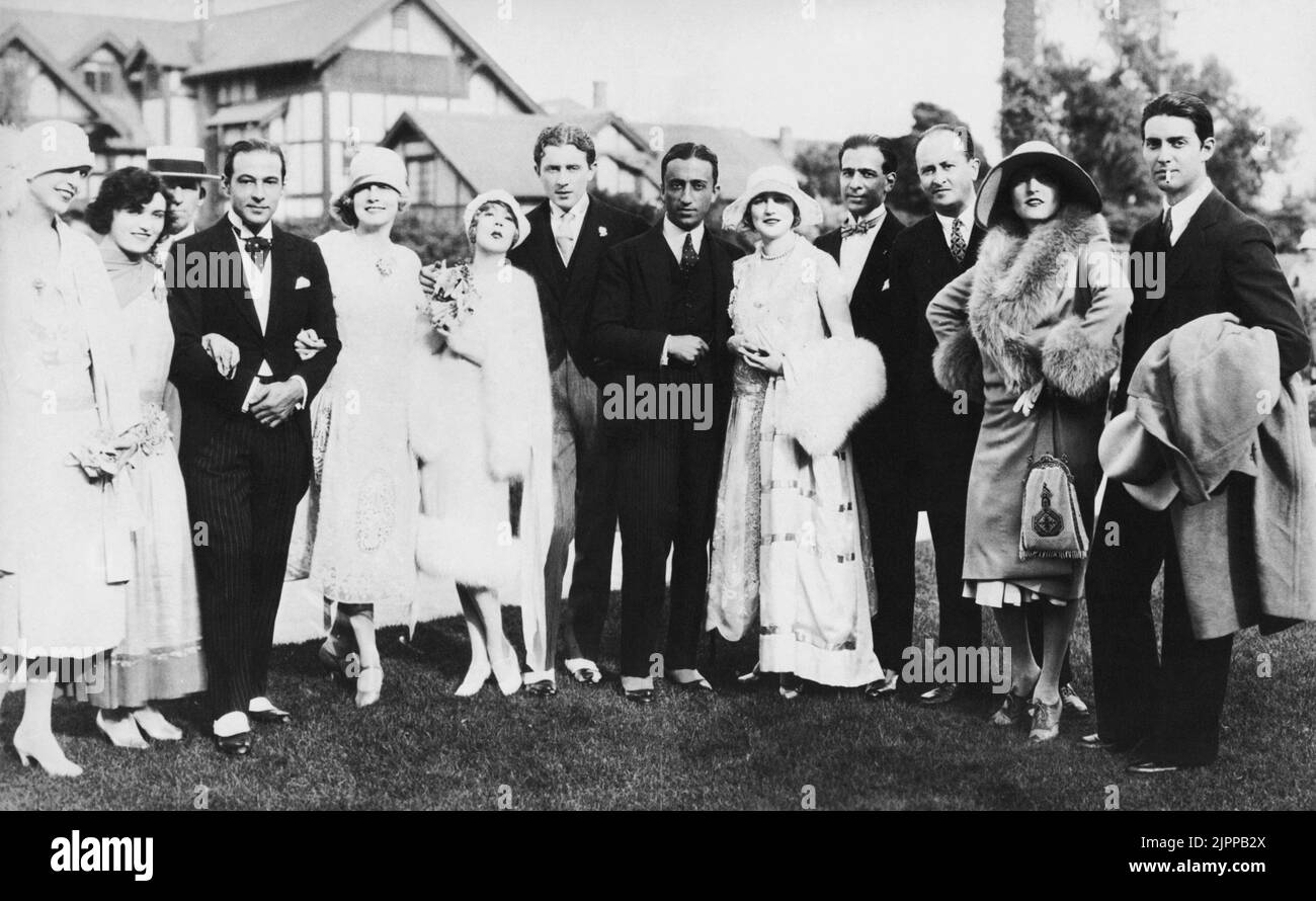 1926 , Hollywood , USA : The wedding party of silent movie actress MAE MURRAY ( 1889 - 1965 ) and prince  DAVID  MDIVANI ( in center with flower bouquet ). RUDOLPH VALENTINO ( 1895 - 1926 )  as the best man at marriage ( 3nd from left ) .  POLA NEGRI ( 1894 - 1987 ) was the matron of honor ( 2nd from right ), in this photo with future husband prince SERGE MDIVANI . In center the great movie producer IRVING THALBERG ( 1899 - 1936 ) with future wife the celebrated movie actress NORMA SHEARER ( 1902 - 1983 ) - CINEMA MUTO  - matrimonio - sposalizio - cerimonia nuziale  ----  Archivio GBB Stock Photo