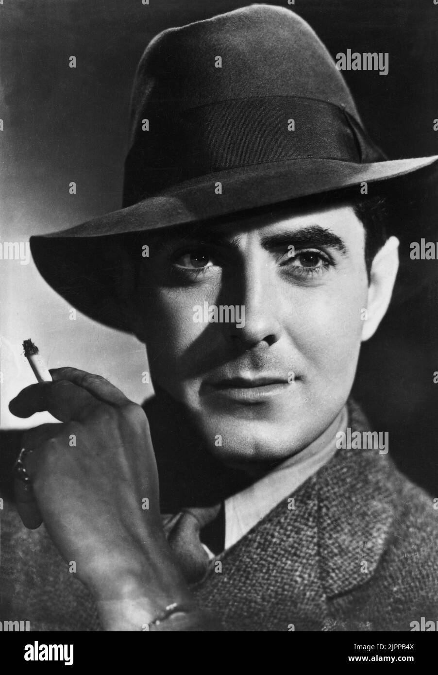 1951 ca. : the  movie actor  TYRONE POWER ( 1914 - 1958 )   - CINEMA - portrait - ritratto - sigaretta - cigarette - sex symbol - sex-symbol - personalità celebrità attori che fumano - fumatore - celebruity celebrities personality personalities actors smokers  - tie - cravatta - anello - ring - fedora - hat - cappello ----  Archivio GBB Stock Photo