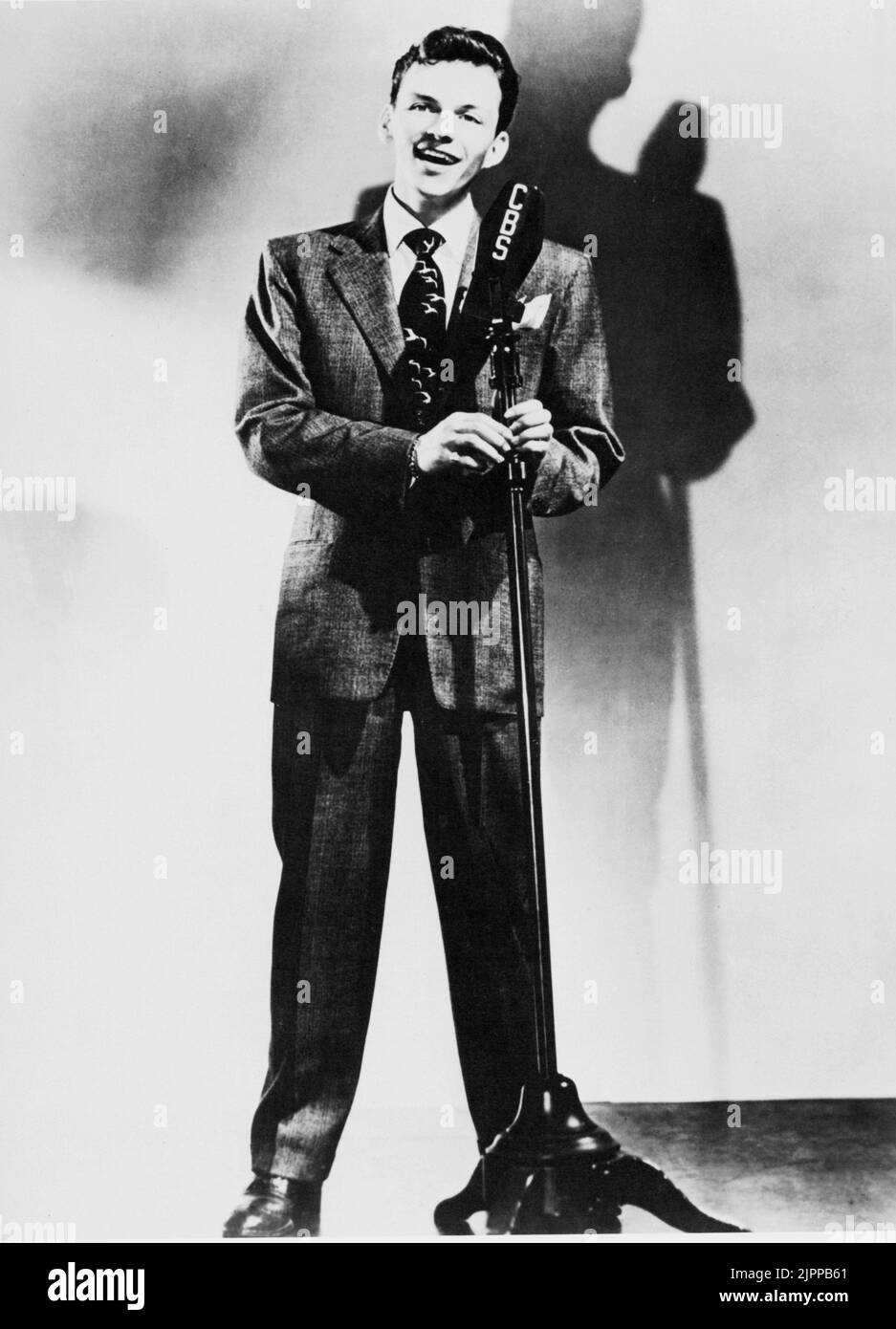 1949 ca., USA  : The movie actor and singer  FRANK SINATRA ( 1915 - 1998 ) THE VOICE  - portrait - ritratto - microfono - radio - microphone - cantante - cravatta - tie  ----  Archivio GBB Stock Photo