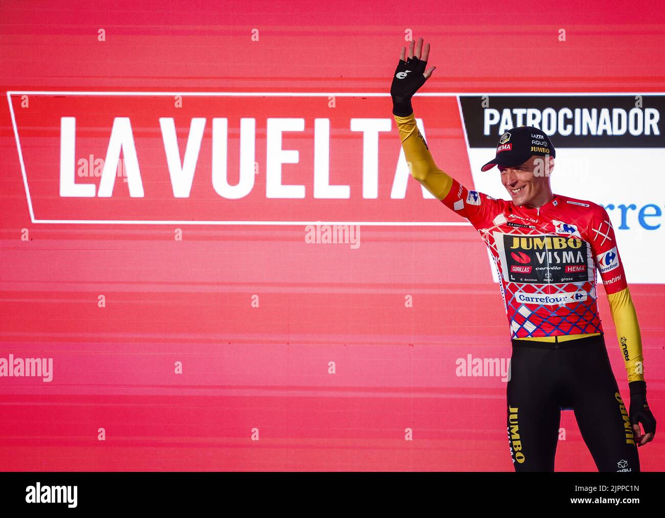2022-08-19 20:48:10 UTRECHT - Robert Gesink of Team Jumbo-Visma receives the red jersey during the ceremony of the team time trial on the first day of the Tour of Spain (Vuelta a Espana). After a start on the Jaarbeursplein, the teams drove through the streets of the Dom city. ANP VINCENT JANNINK netherlands out - belgium out Stock Photo