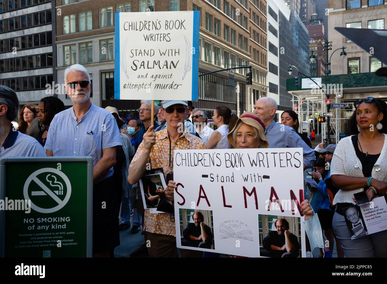 New York, NY, USA. 19th Aug, 2022. The literary free speech organization PEN America held a rally to support author Salman Rushdie on the steps of the New York Public Library a week after Rushdie was attacked during a presentation at Chautauqua. Children's book authors hold signs standing with Rushdie. Credit: Ed Lefkowicz/Alamy Live News Stock Photo