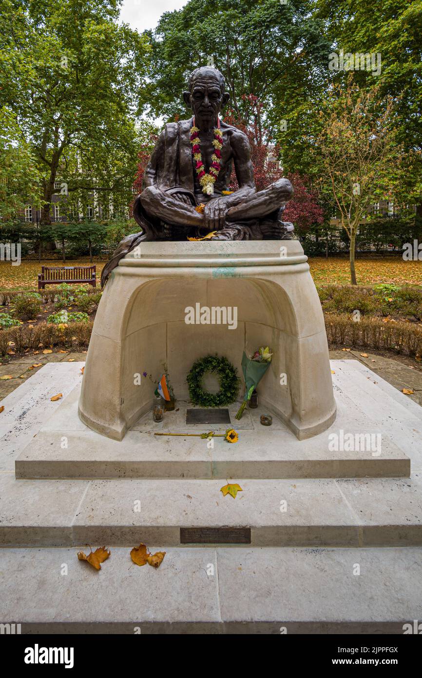 Gandhi Statue London - Mahatma Gandhi statue in Tavistock Square Gardens Bloomsbury London. Sculpted by Fredda Brilliant and installed in 1968 Stock Photo