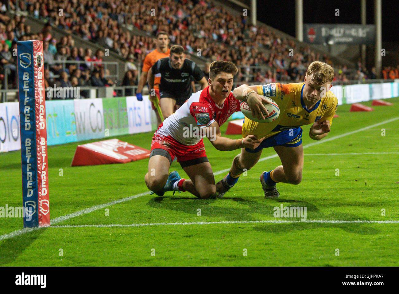 connor-barley-38-of-hull-kr-goes-over-for-a-try-stock-photo-alamy