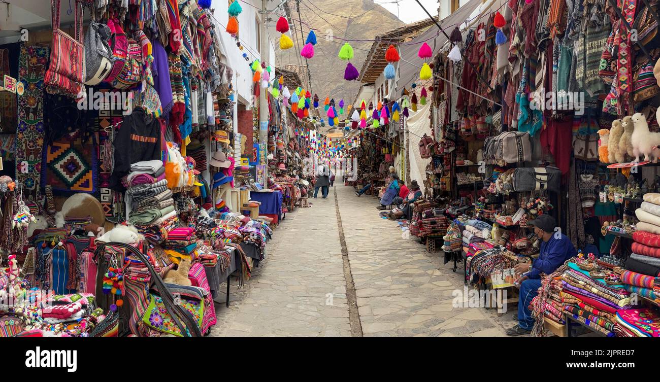 Market for handmade goods, Pisac, Andean highlands, Peru Stock Photo