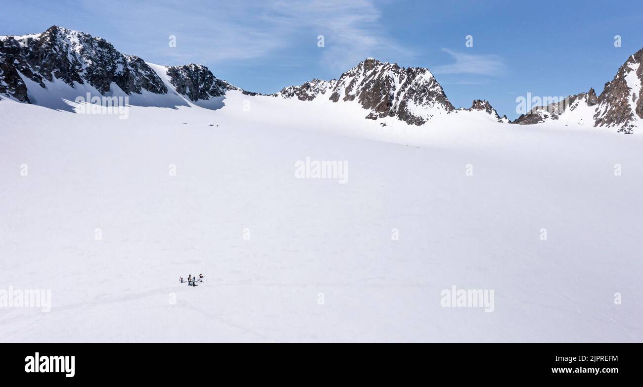 Aerial view of a group of alpinists in the high mountains with the glacier Lisener Ferner, Brunnenkogel and Luesener Spitze in the background Stock Photo