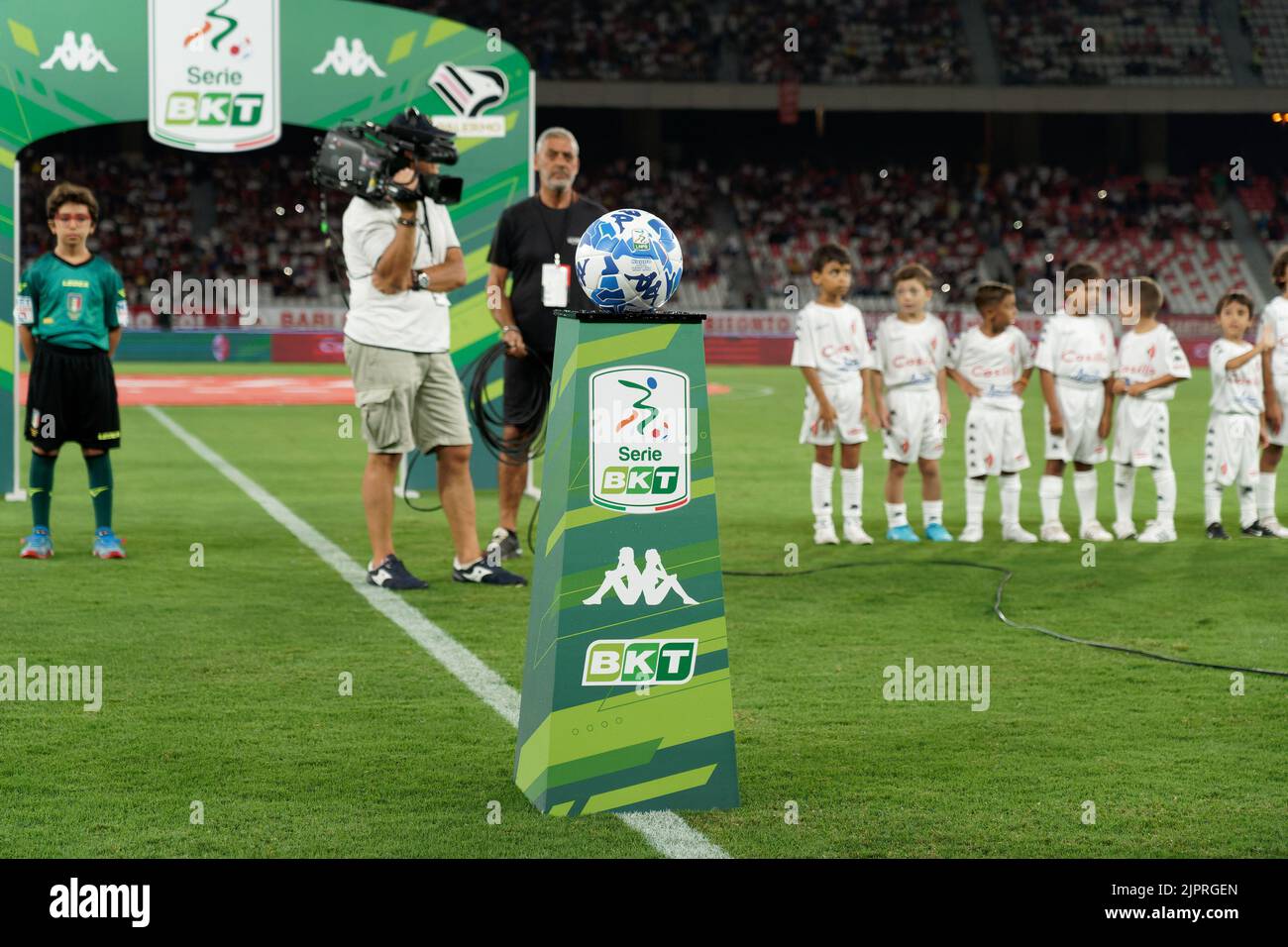 19 de agosto de 2022, Bari, Italia: Bari, Italia, Estadio San Nicola, 19 de  agosto de 2022, oficial Kombat Ball Lega B 2022 - 2023 durante el SSC Bari  vs Palermo FC 