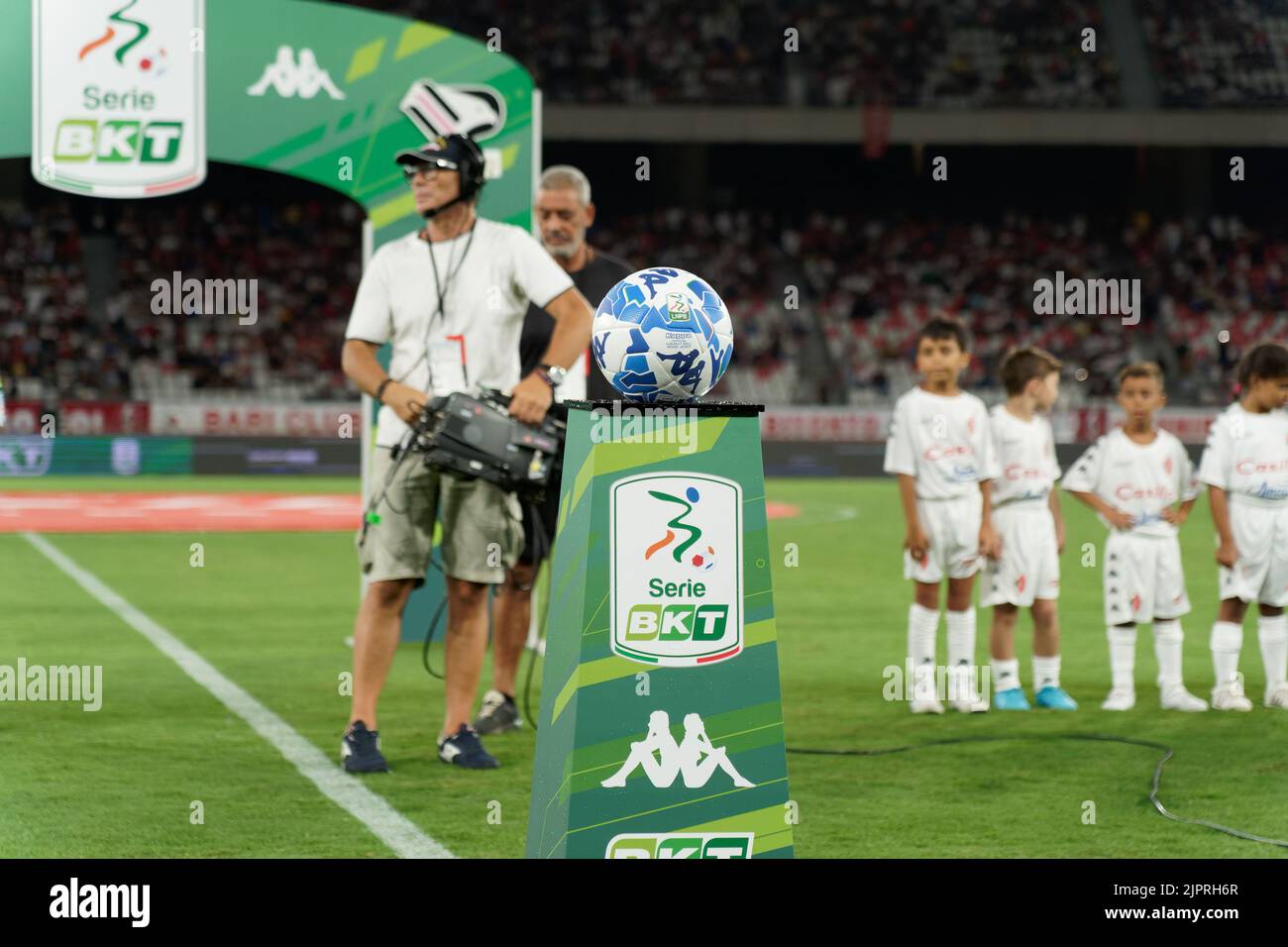 19 de agosto de 2022, Bari, Italia: Bari, Italia, Estadio San Nicola, 19 de  agosto de 2022, oficial Kombat Ball Lega B 2022 - 2023 durante el SSC Bari  vs Palermo FC 