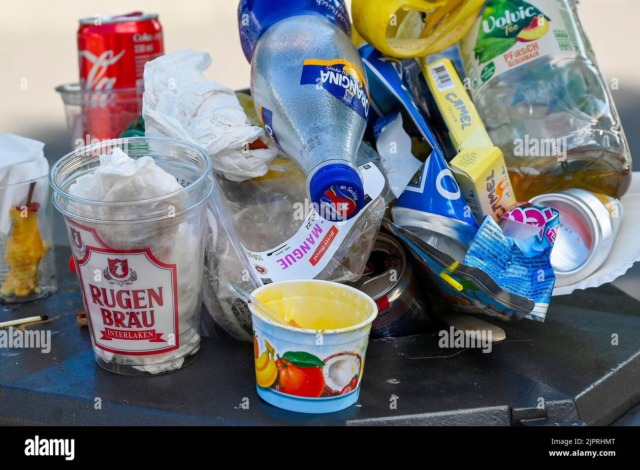 Waste bin overfilled Stock Photo Alamy