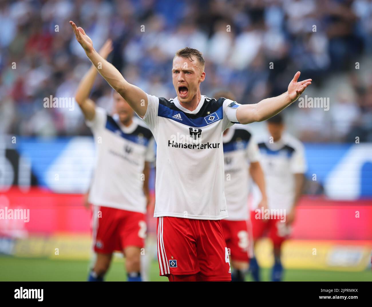 Hamburg, Germany. 19th Aug, 2022. Soccer: 2nd Bundesliga, Matchday 5, Hamburger SV - Darmstadt 98 at Volksparkstadion. Hamburg's Sebastian Schonlau gestures on the pitch. Credit: Christian Charisius/dpa - IMPORTANT NOTE: In accordance with the requirements of the DFL Deutsche Fußball Liga and the DFB Deutscher Fußball-Bund, it is prohibited to use or have used photographs taken in the stadium and/or of the match in the form of sequence pictures and/or video-like photo series./dpa/Alamy Live News Stock Photo