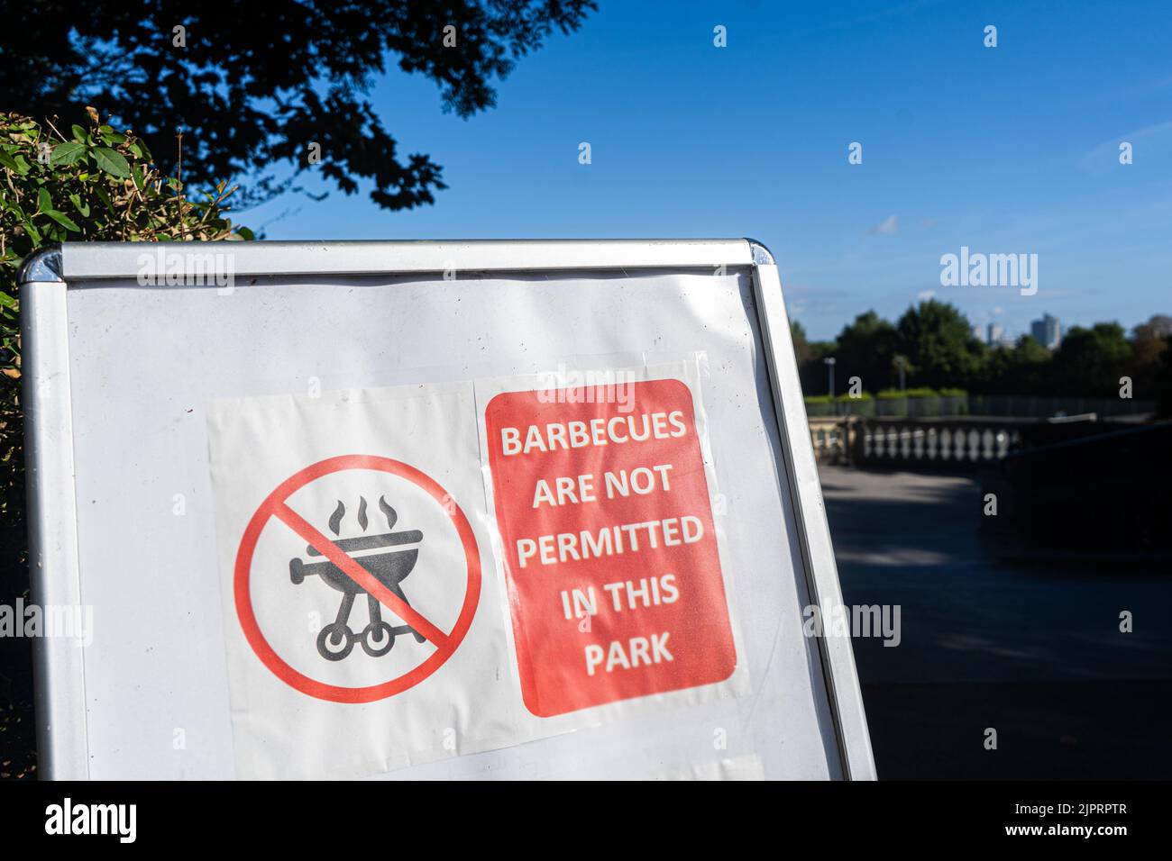 20 August 2022: No Barbecues permitted sign at Wimbledon Park, London Stock Photo