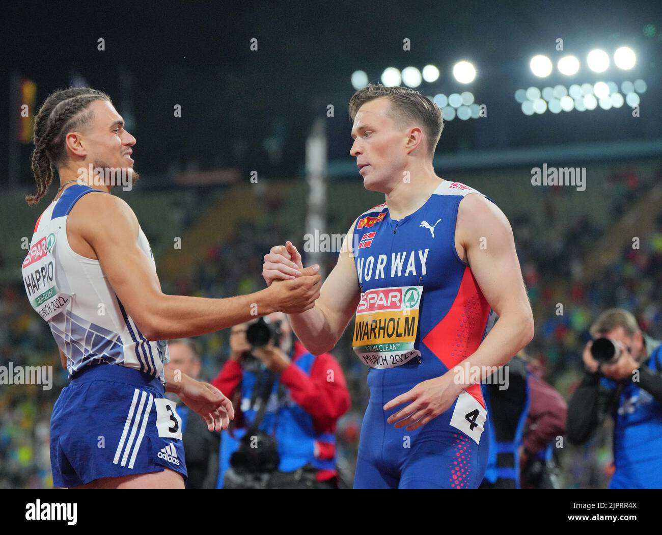 Munich, Germany. 19th Aug, 2022. Athletics: European Championships, Olympic Stadium, men, 400 meter hurdles, final, the winner Karsten Warholm (r, Norway) and the runner-up Wilfried Happio (France) shake hands after the race. Credit: Soeren Stache/dpa/Alamy Live News Stock Photo