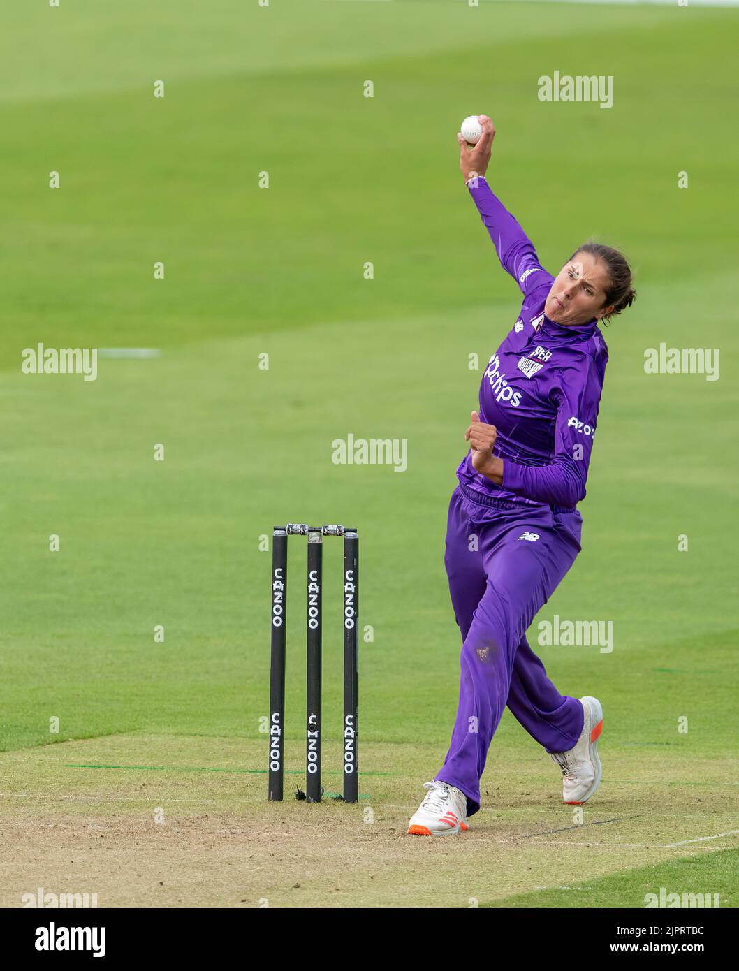 Jenny Gunn bowling in The Hundred for Northern Superchargers Stock Photo