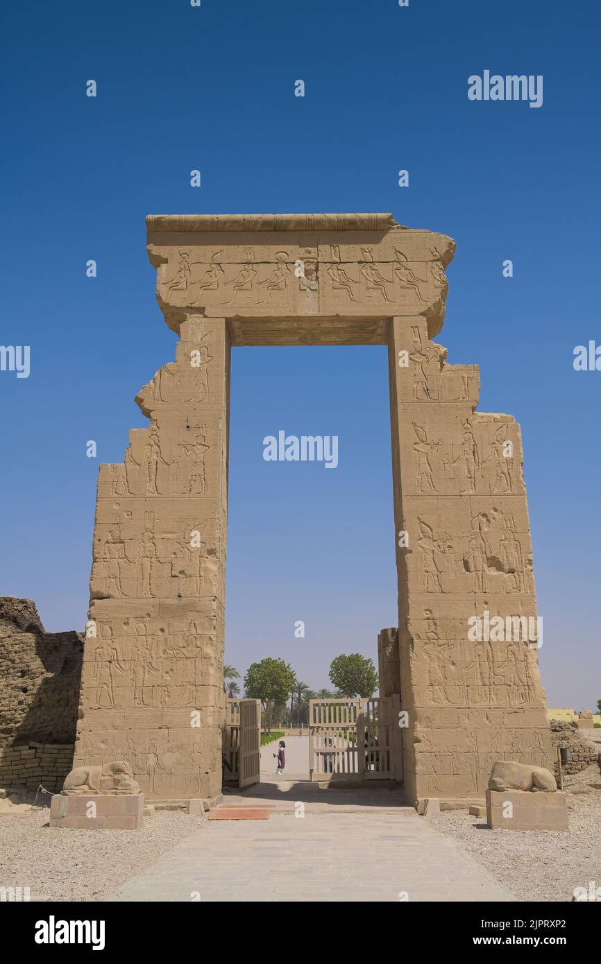 Tor von Domitian und Trajan, nördlicher Eingang, Hathor-Tempel, Dendera, Qina, Ägypten Stock Photo