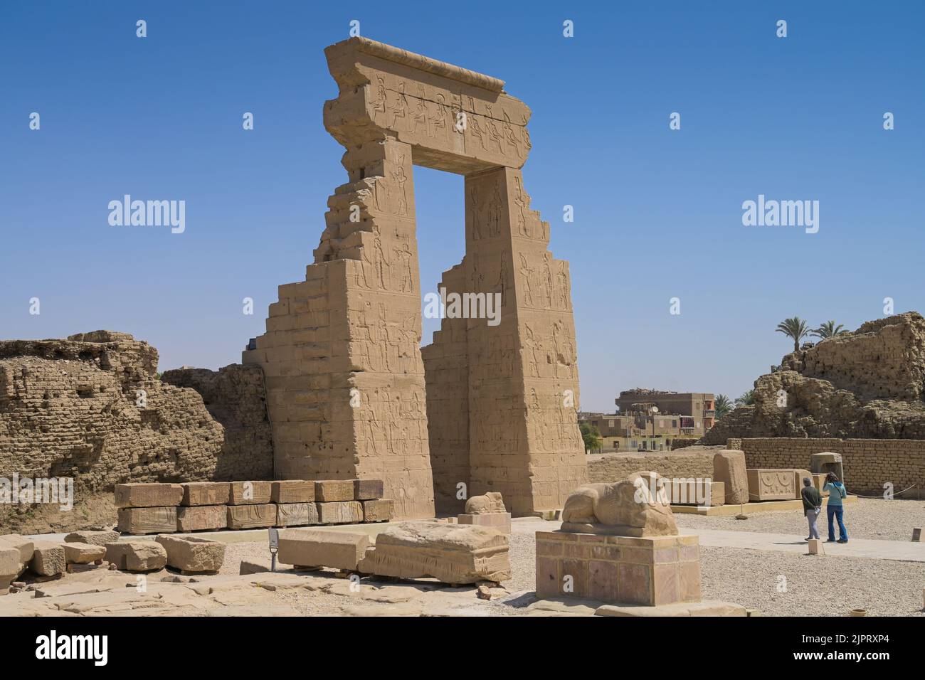 Tor von Domitian und Trajan, nördlicher Eingang, Hathor-Tempel, Dendera, Qina, Ägypten Stock Photo
