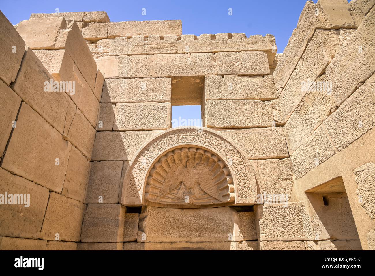 Ruinen, christliche Basilika, Relief, Kreuz, Hathor-Tempel, Dendera, Qina, Ägypten Stock Photo
