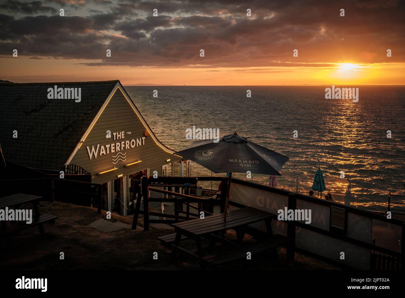 August 2022, Isle of Wight, UK. Sun setting at Totland Bay with the ...