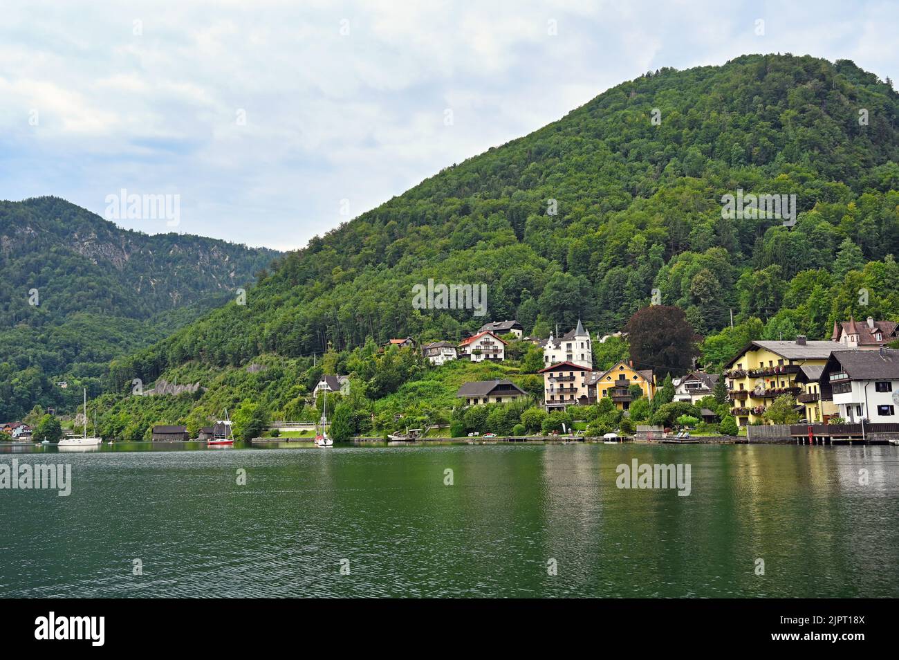 Uomo e donna con bici da corsa su un tour nelle montagne alpine, con il  lago Traunsee dietro, Austria, Austria superiore, Gmunden Foto stock - Alamy