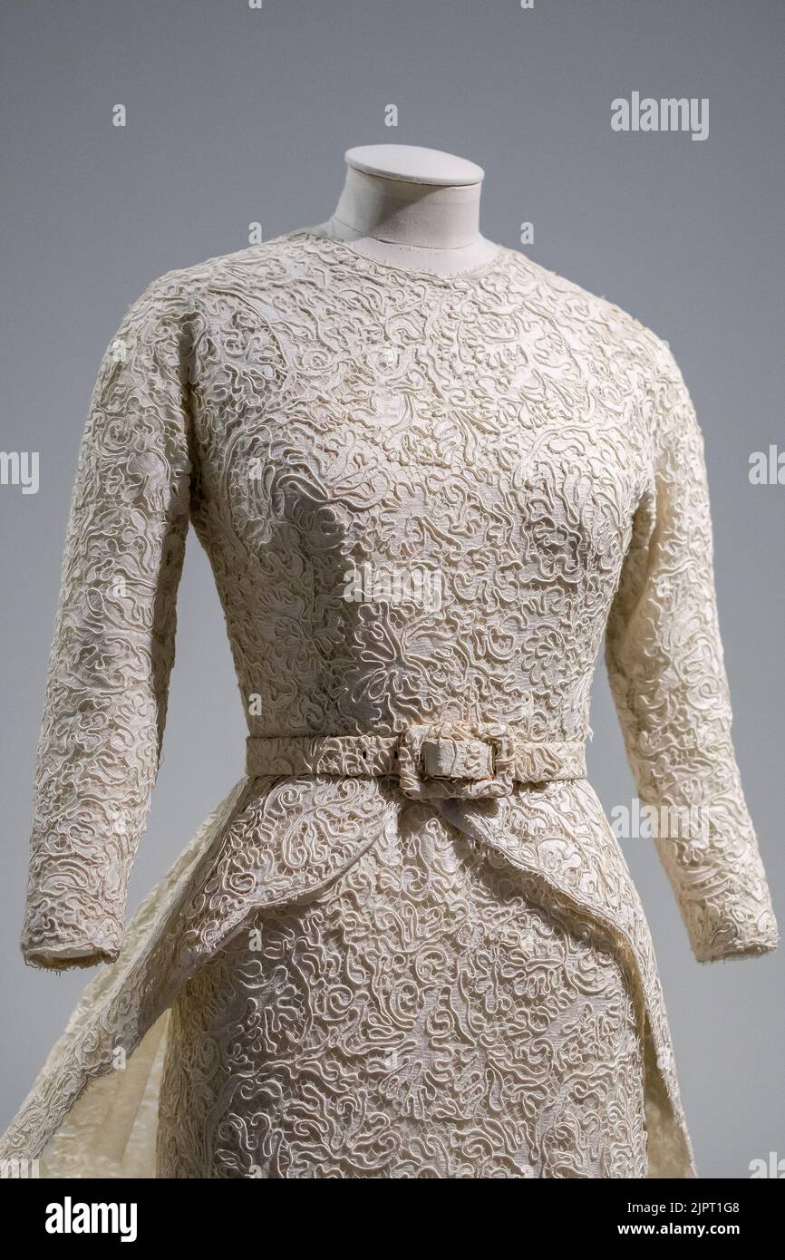 Gipuzkoa, Spain. 19th Aug, 2022. View of a guipure wedding dress exhibited in the 'Balenciaga Character' exhibition at the Cristobal Balenciaga Museum in Getaria, Gipuzkoa. This exhibition exhibits 90 pieces spread over five rooms in which to appreciate silhouettes, volumes, fabrics and embroidery, and discover that inner world, often hidden, that the cut, technique and haute couture finishes make possible. (Photo by Atilano Garcia/SOPA Images/Sipa USA) Credit: Sipa USA/Alamy Live News Stock Photo