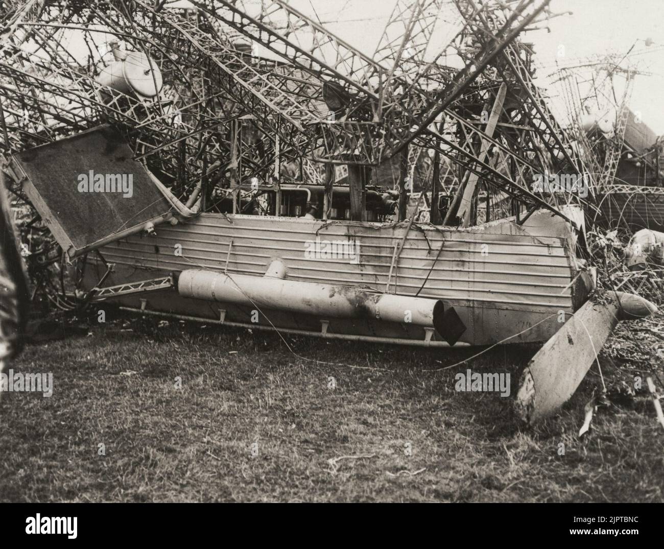 Crash of zeppelin hi res stock photography and images Alamy