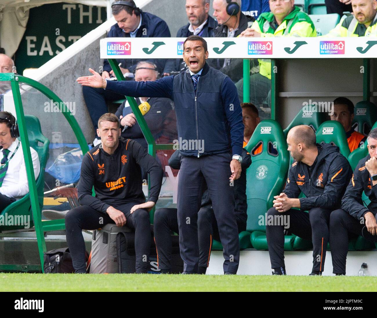 Edinburgh, UK. 20th Aug, 2022. Cinch Premiership - Hibernian v Rangers. 20/08/2022. Hibernian play host to Rangers in the cinch Premiership at Easter Road Stadium, Edinburgh, Midlothian, UK. Pic shows: Rangers Dutch manager, Giovanni van Bronckhorst, shouts to his players from the touchline. Credit: Ian Jacobs/Alamy Live News Stock Photo