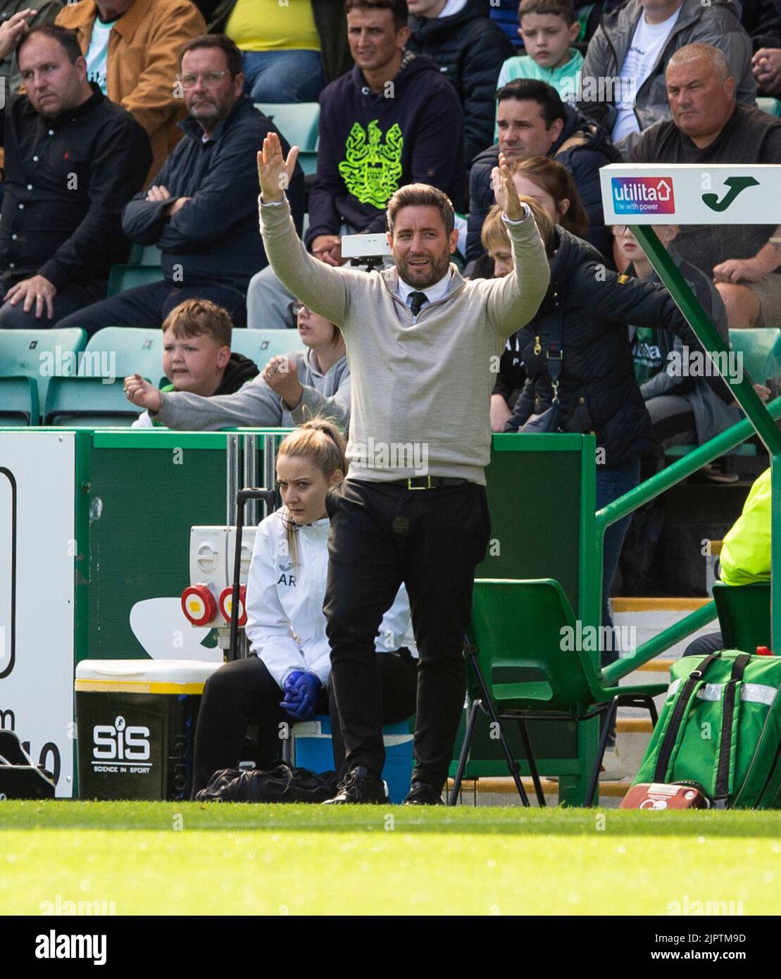 Edinburgh, UK. 20th Aug, 2022. Cinch Premiership - Hibernian v Rangers. 20/08/2022. Hibernian play host to Rangers in the cinch Premiership at Easter Road Stadium, Edinburgh, Midlothian, UK. Pic shows: HibsÕ manager, Lee Johnson, shouts to his players from the sidelines. Credit: Ian Jacobs/Alamy Live News Stock Photo