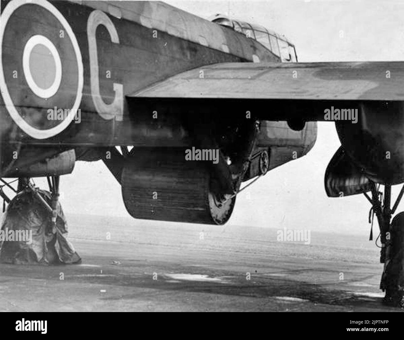 Operation CHASTISE: the attack on the Moehne, Eder and Sorpe Dams by No. 617 Squadron RAF on the night of 16/17 May 1943. A practice 10.000 lbs 'Upkeep' weapon attached to the bomb bay of Wing Commander Guy Gibson's Avro Type 464 (Provisioning) Lancaster, ED932/G 'AJ-G', at Manston, Kent, while conducting dropping trials off Reculver. Stock Photo