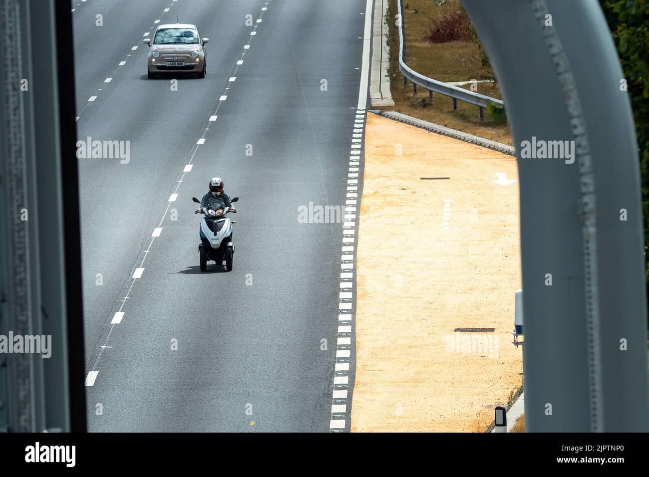 Slough, Berkshire, UK. 20th August, 2022. A new variable speed limit of