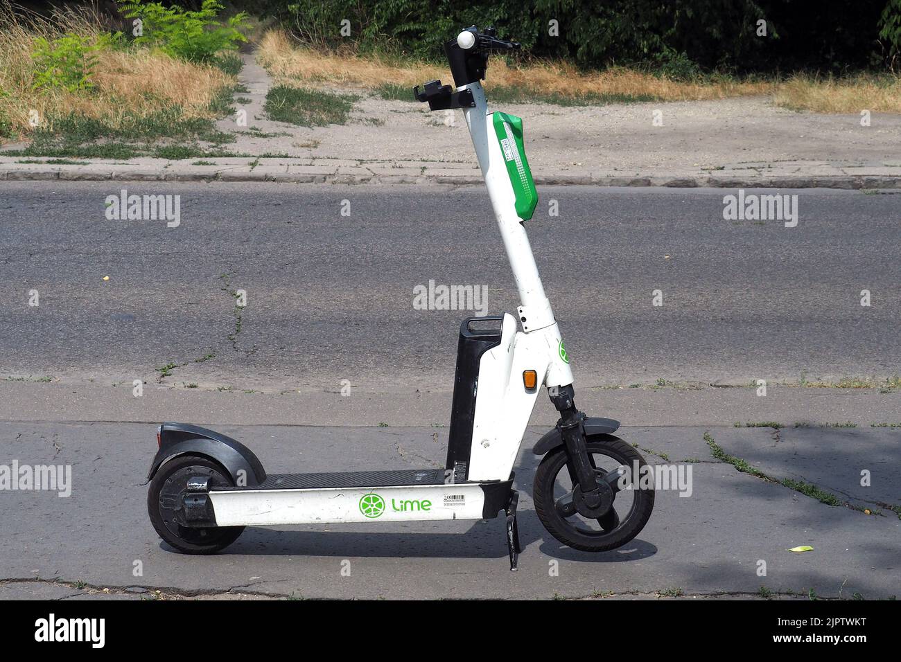 Lime Electric Scooter on a street, elektromos roller, Budapest, Hungary,  Magyarország, Europe Stock Photo - Alamy