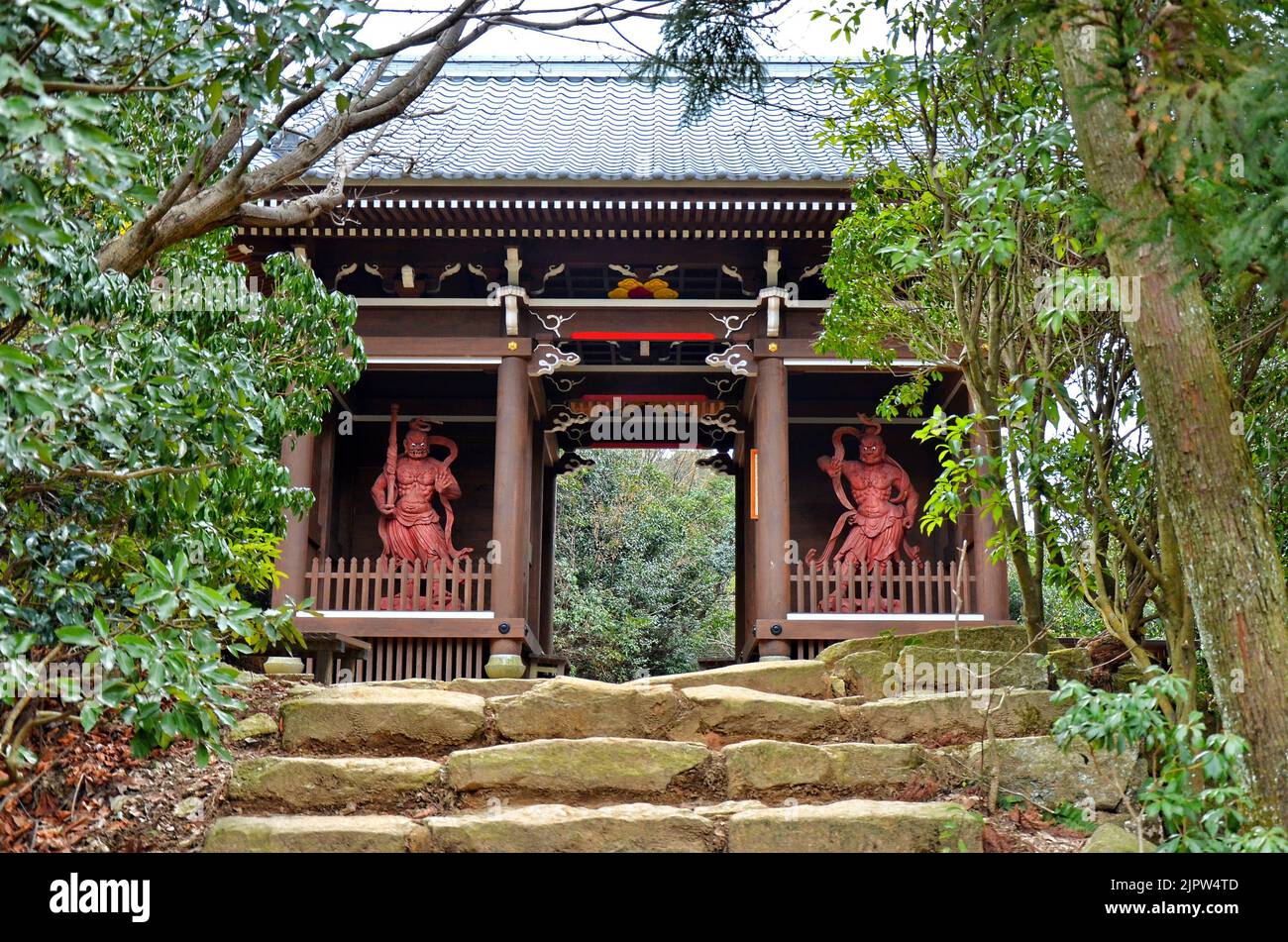 NIO Guardians at Niomon Gate 仁王門 on the hiking trail to Mount Misen