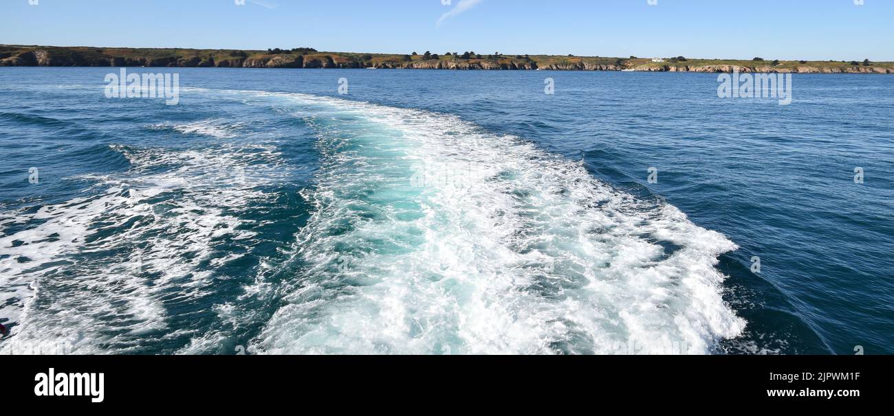 Départ en bateau de l’île d’Hoedic (Bretagne, golfe du Morbihan. Ouest France) Stock Photo