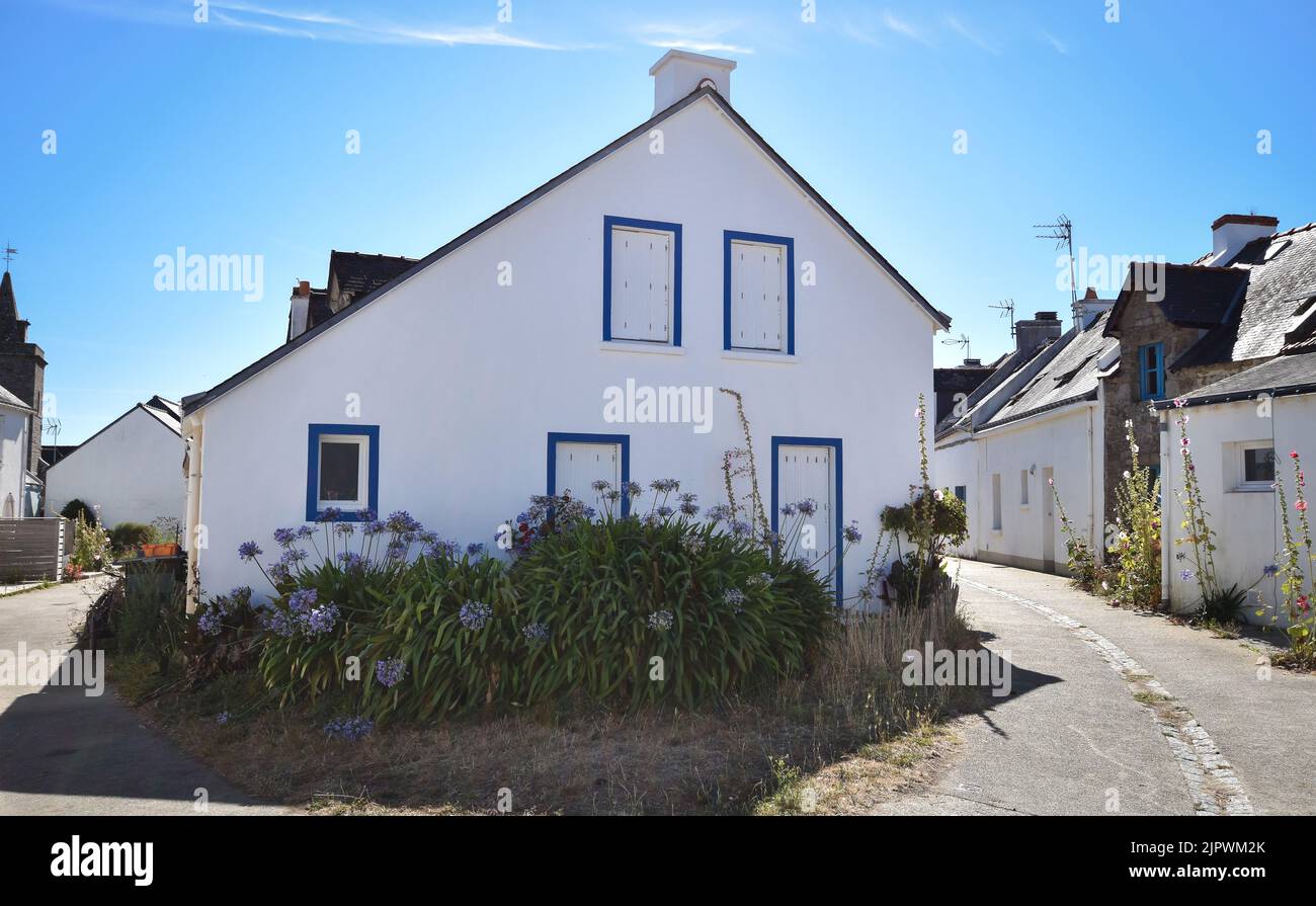 Maison blanche et bleue, Île d'Houat,  le village (Bretagne, golfe du Morbihan. Ouest France) Stock Photo