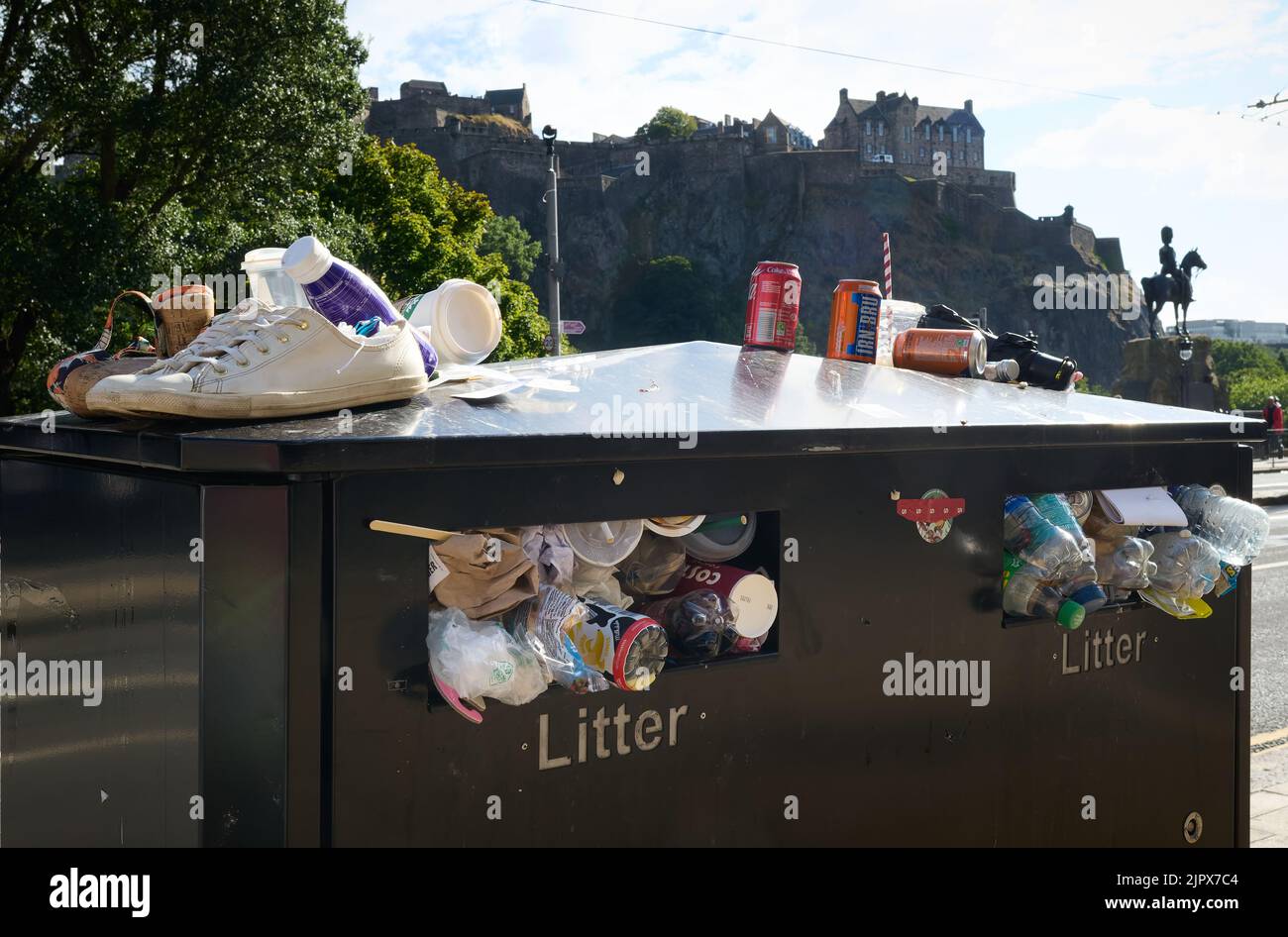 Edinburgh Scotland, UK 20 August 2022. Bins overflow with litter in the