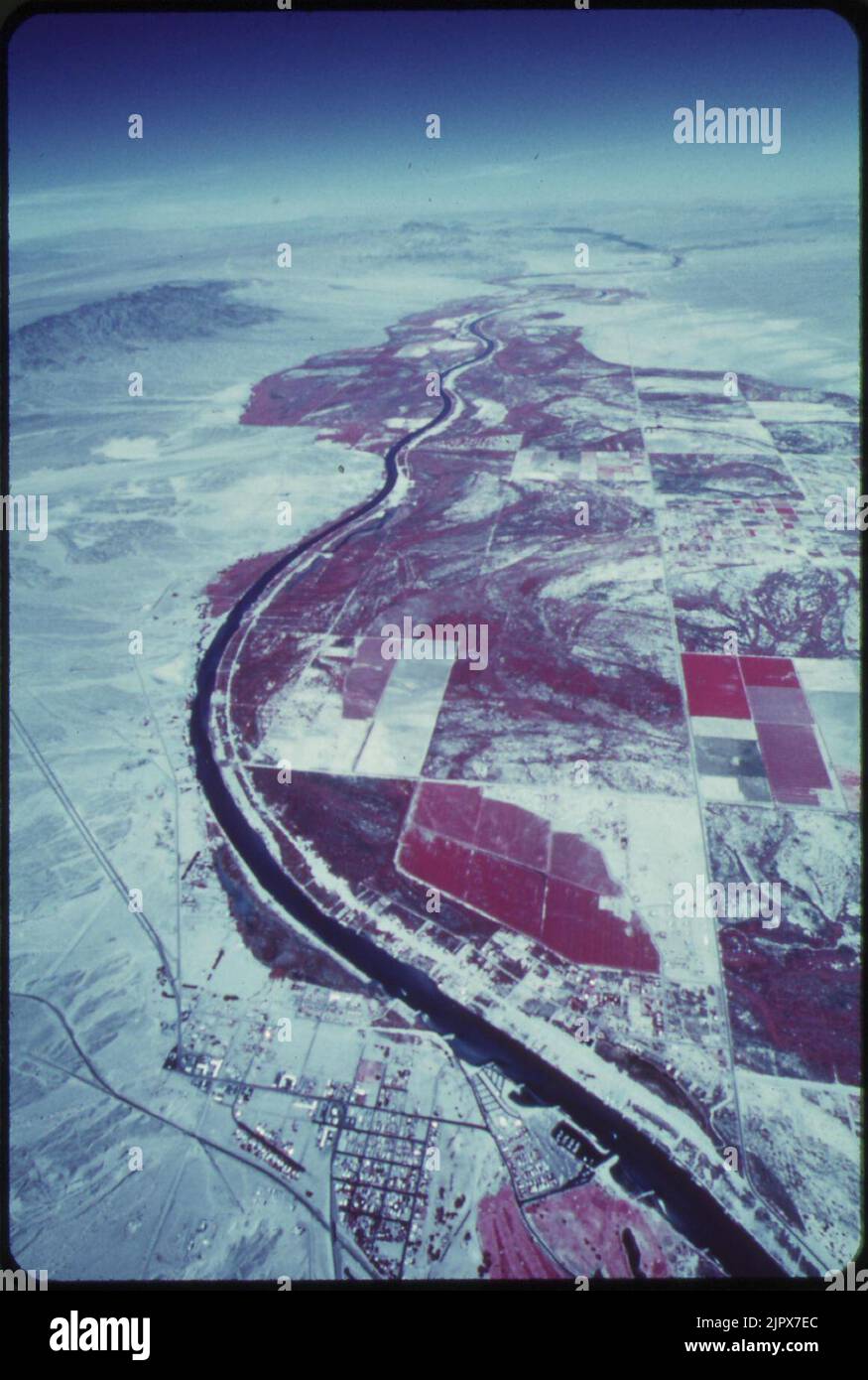 Thecoloradoriverfeedscropsandvegetationdarkareastownof