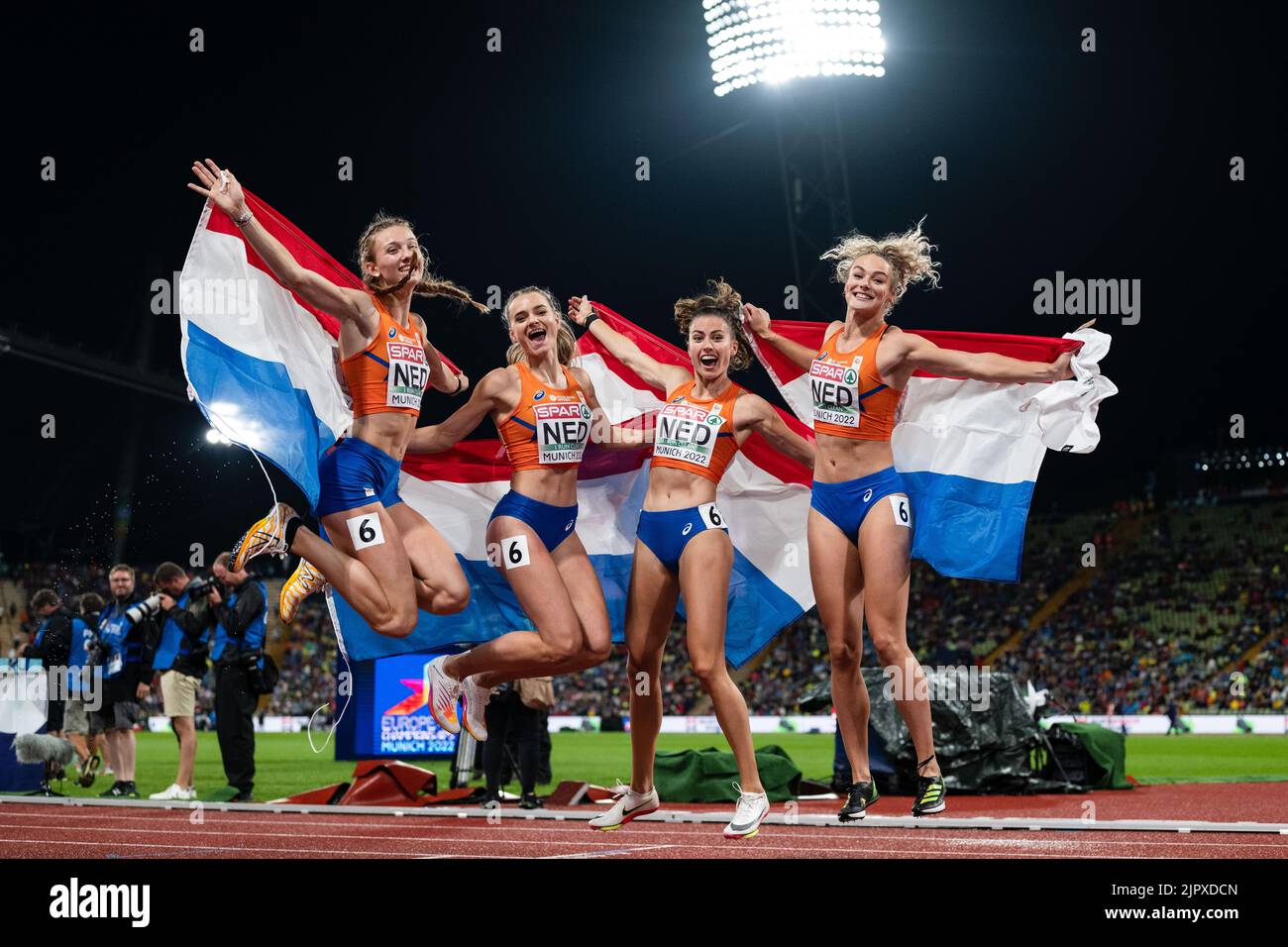 Munich, Germany. 20th Aug, 2022. Athletics: European Championships, Olympic Stadium, 4x400m, women, final. First-placed Lisanne de Witte (l-r), Femke Bol, Eveline Saalberg and Lieke Klaver (all Netherlands) cheer at the finish. Credit: Marius Becker/dpa/Alamy Live News Stock Photo