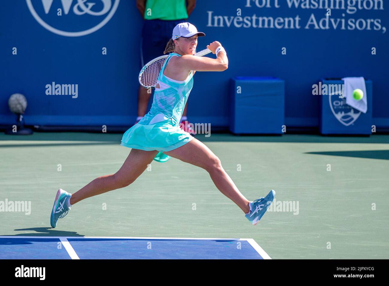 Mason, Ohio, USA. 17th Aug, 2022. Iga Swiatik plays the ball against opponent Sloane Stephens during the Western and Southern Open tennis tournament. (Credit Image: © Wally Nell/ZUMA Press Wire) Stock Photo