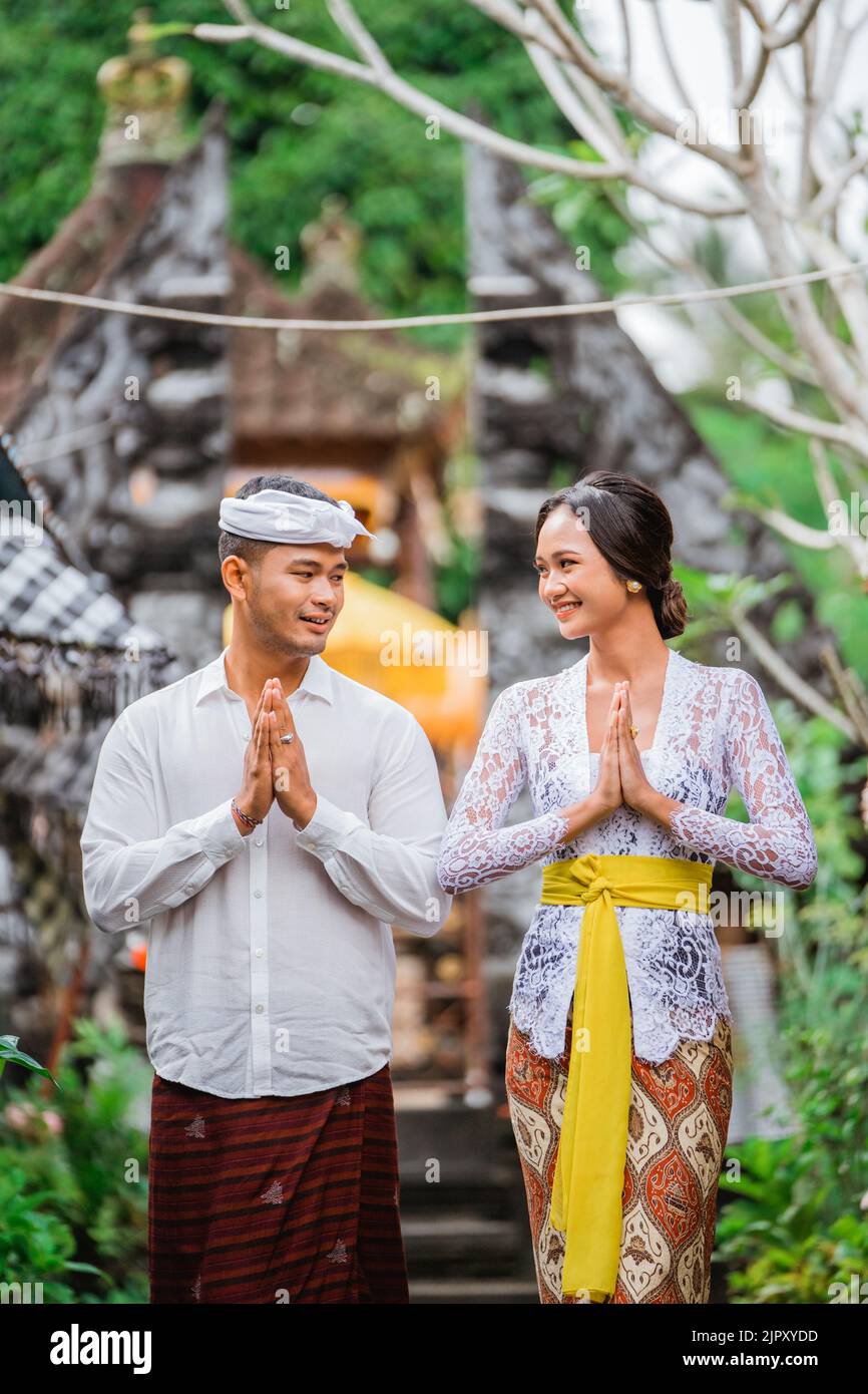 balinese couple wearing kebaya dress and traditional balinese costume ...