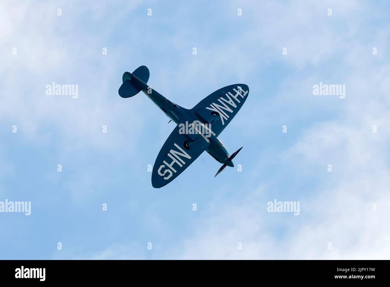Eastbourne, East Sussex, UK.. 20th Aug, 2022. Featuring the the Supermarine Spitfire raising funds for the NHS Spitfire project at the annual Eastbourne Airshow viewed from the beach at Eastbourne. 20th August 2022. Credit David Smith/Alamy Live News Stock Photo