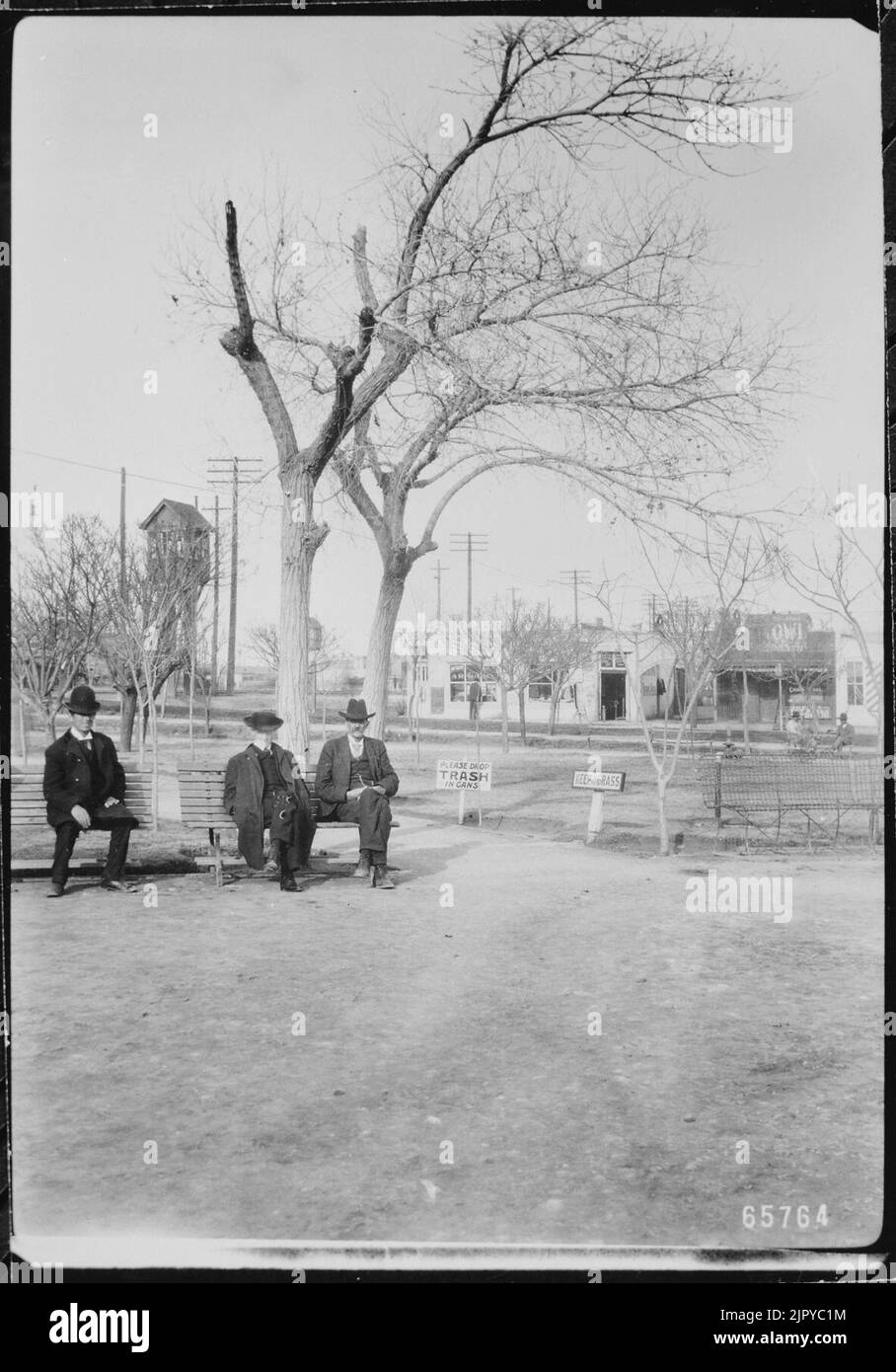 Three gentlemen pass the time on a park bench in San Jacinto Plaza, El Paso, Texas, 1906 Stock Photo