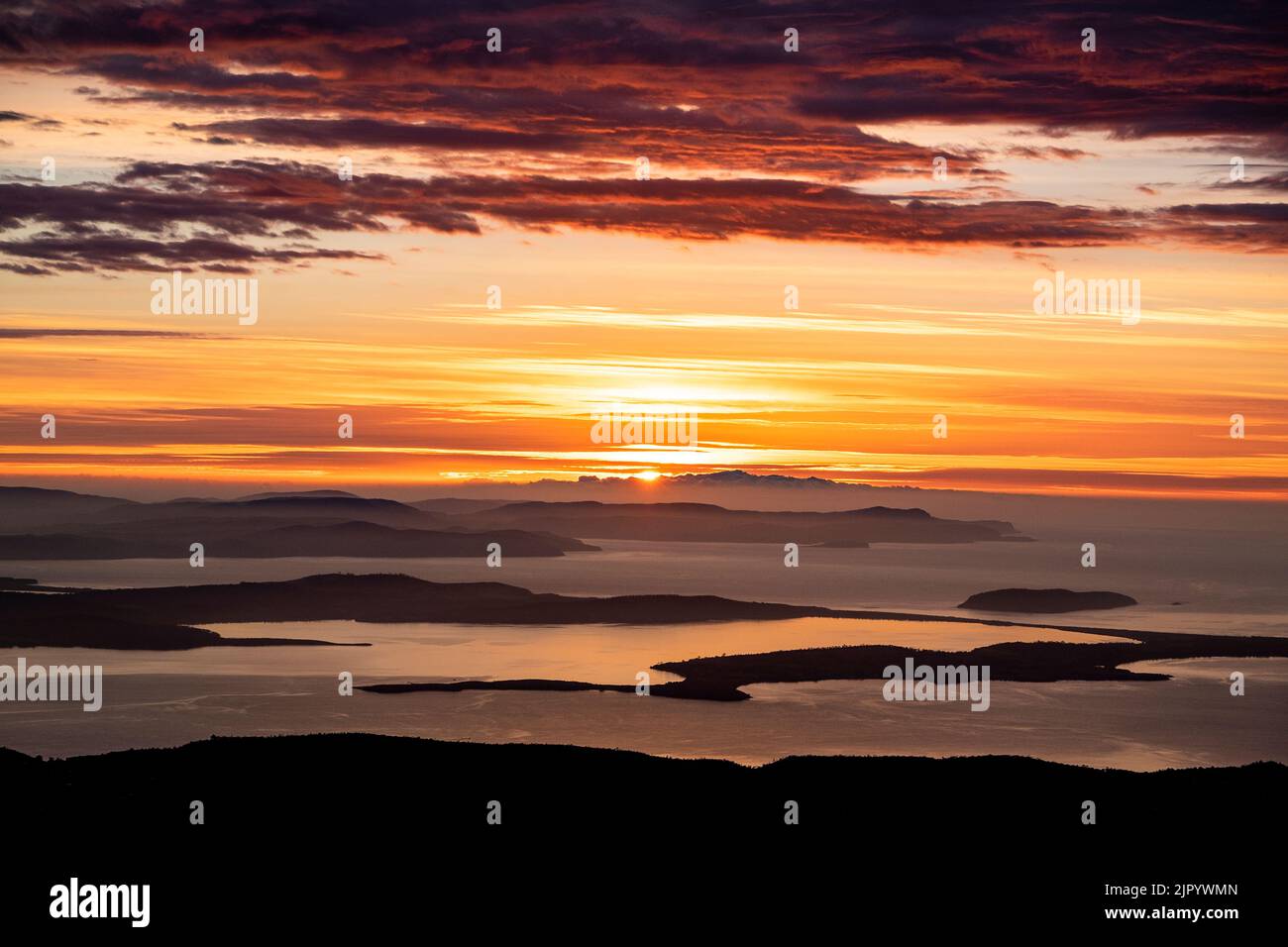 Sunrise over the Derwent River from the summit of kunanyi/Mt Wellington in Hobart Tasmania (altitude 1271 metres above sea level) Stock Photo
