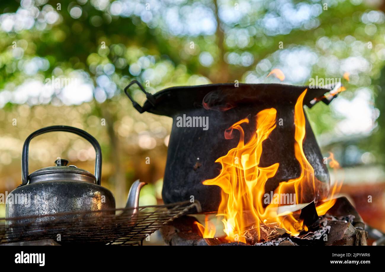 https://c8.alamy.com/comp/2JPYWR6/a-big-black-pot-and-old-kettle-on-an-outdoor-fire-2JPYWR6.jpg