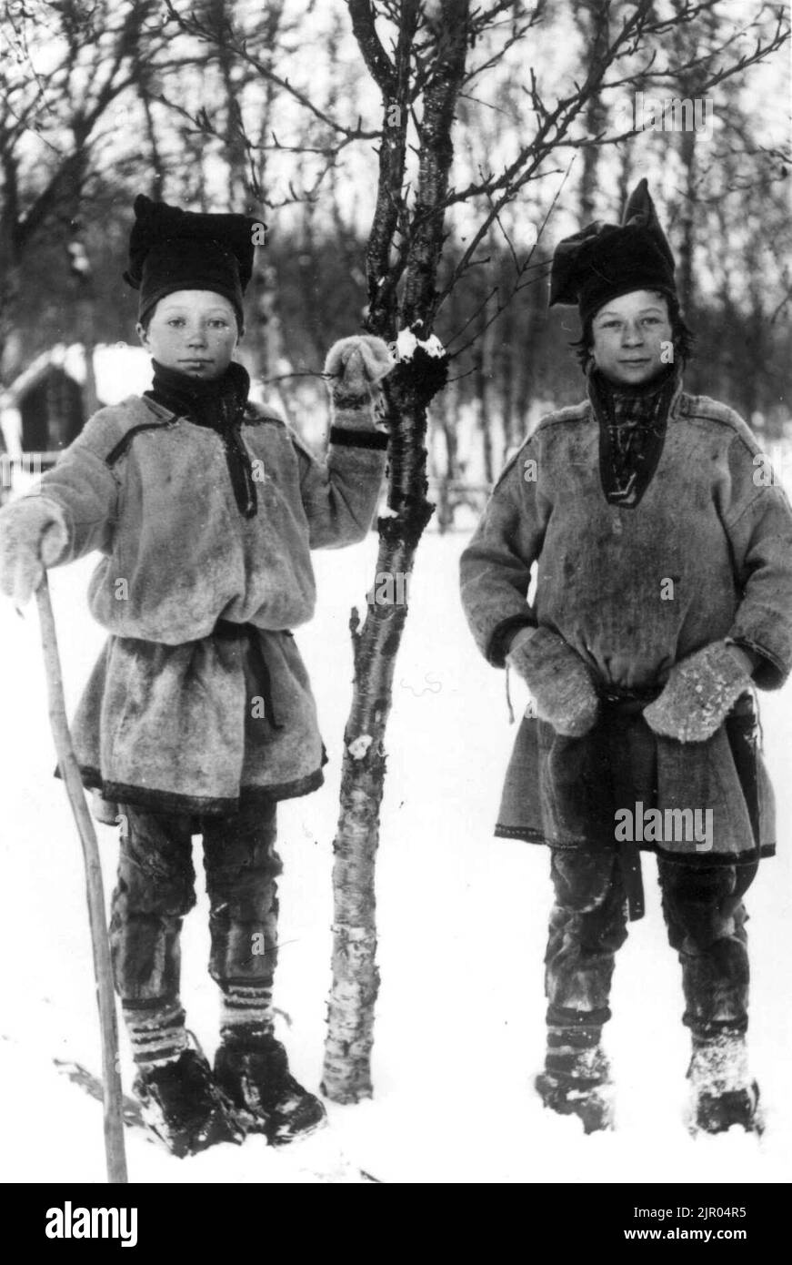 To gutter i samedrakt utendørs vinterstid, Sør-Varanger, Finnmark, før 1900 Stock Photo