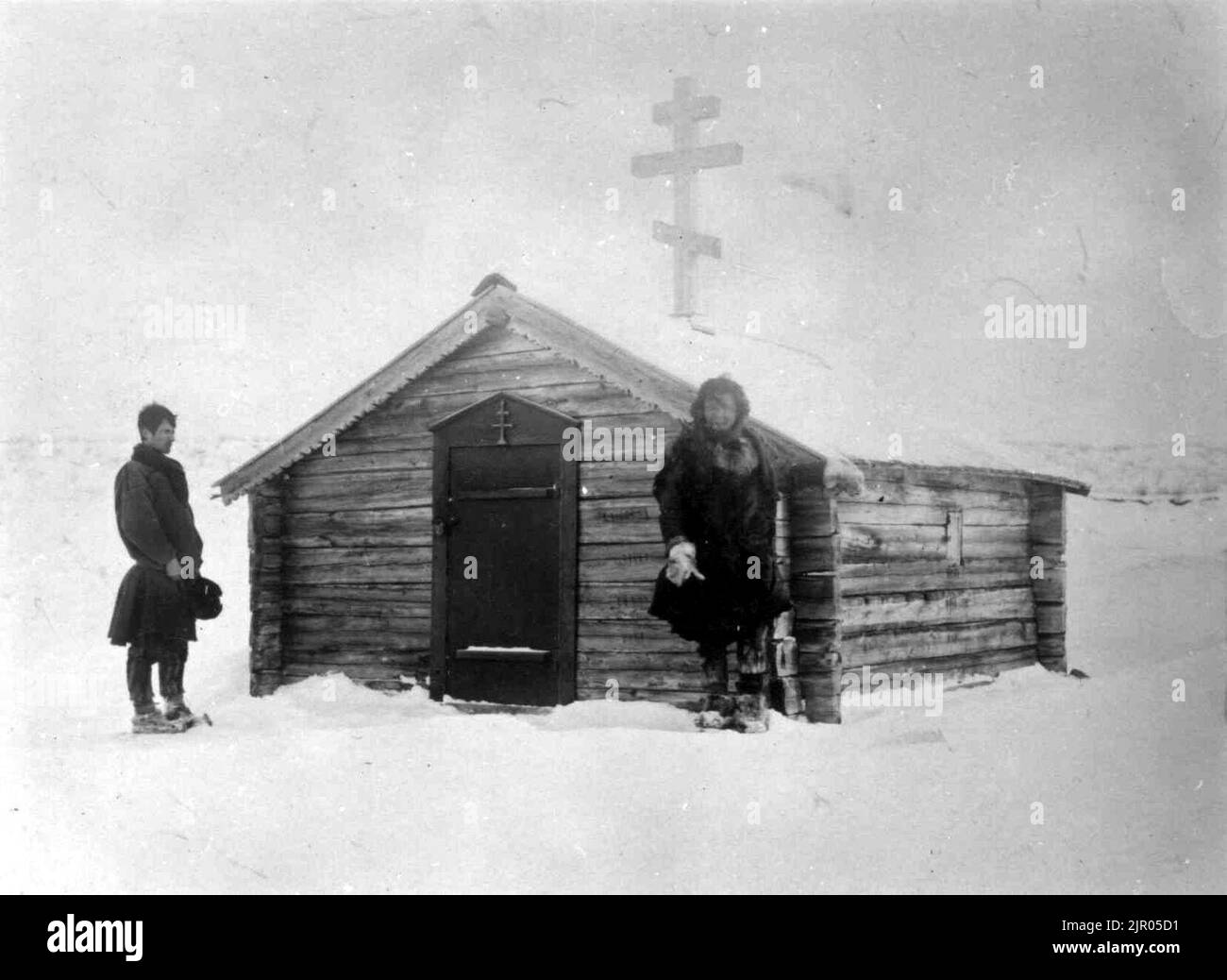 To skoltesamer foran St. Georgs kapell, Neiden, Sør-Varanger, Finnmark, 1904 Stock Photo