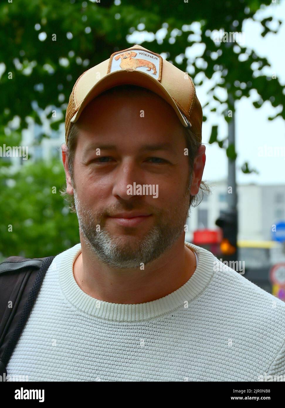 Julian Looman bei der Ankunft zu Dreharbeiten am Potsdamer Platz