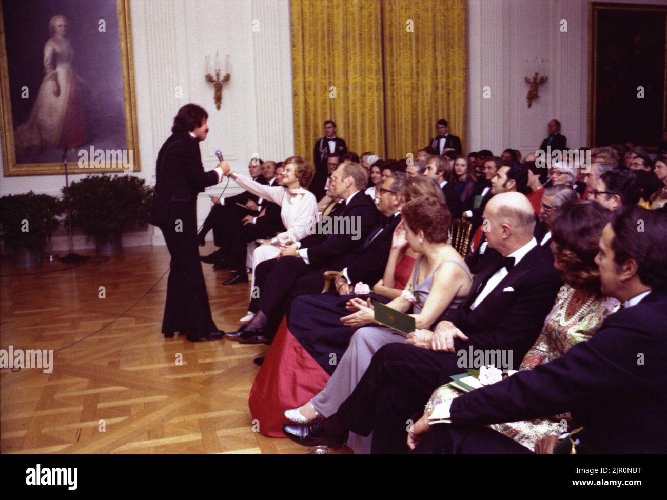 Tony Orlando Singing to First Lady Betty Ford during the Entertainment Portion of a State Dinner Honoring Giulio Andreotti, President of the Council of Ministers of the Italian Republic Stock Photo