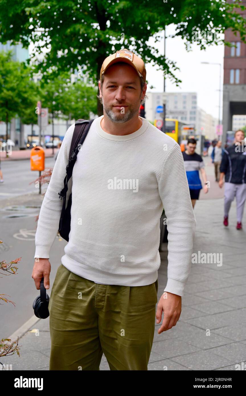 Julian Looman bei der Ankunft zu Dreharbeiten am Potsdamer Platz
