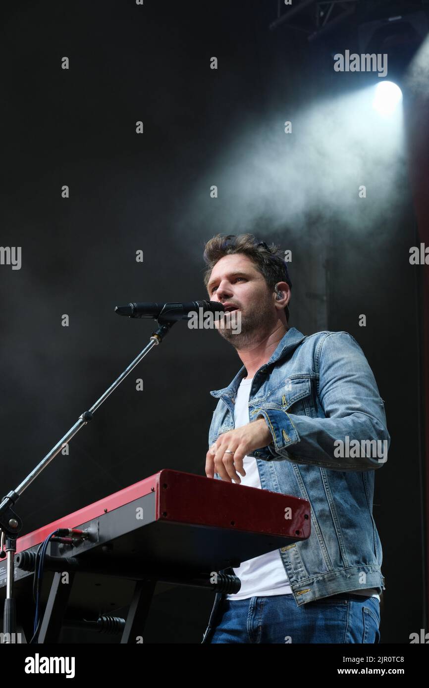 Roy Stride of Scouting For Girls performs during Weyfest Festival, Tilford, England, UK. August 20, 2022 Stock Photo